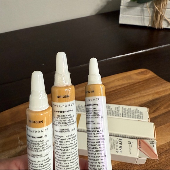 IT Cosmetics Bye Bye Concealer - Medium Shade - Lot A - Picture 4 of 5